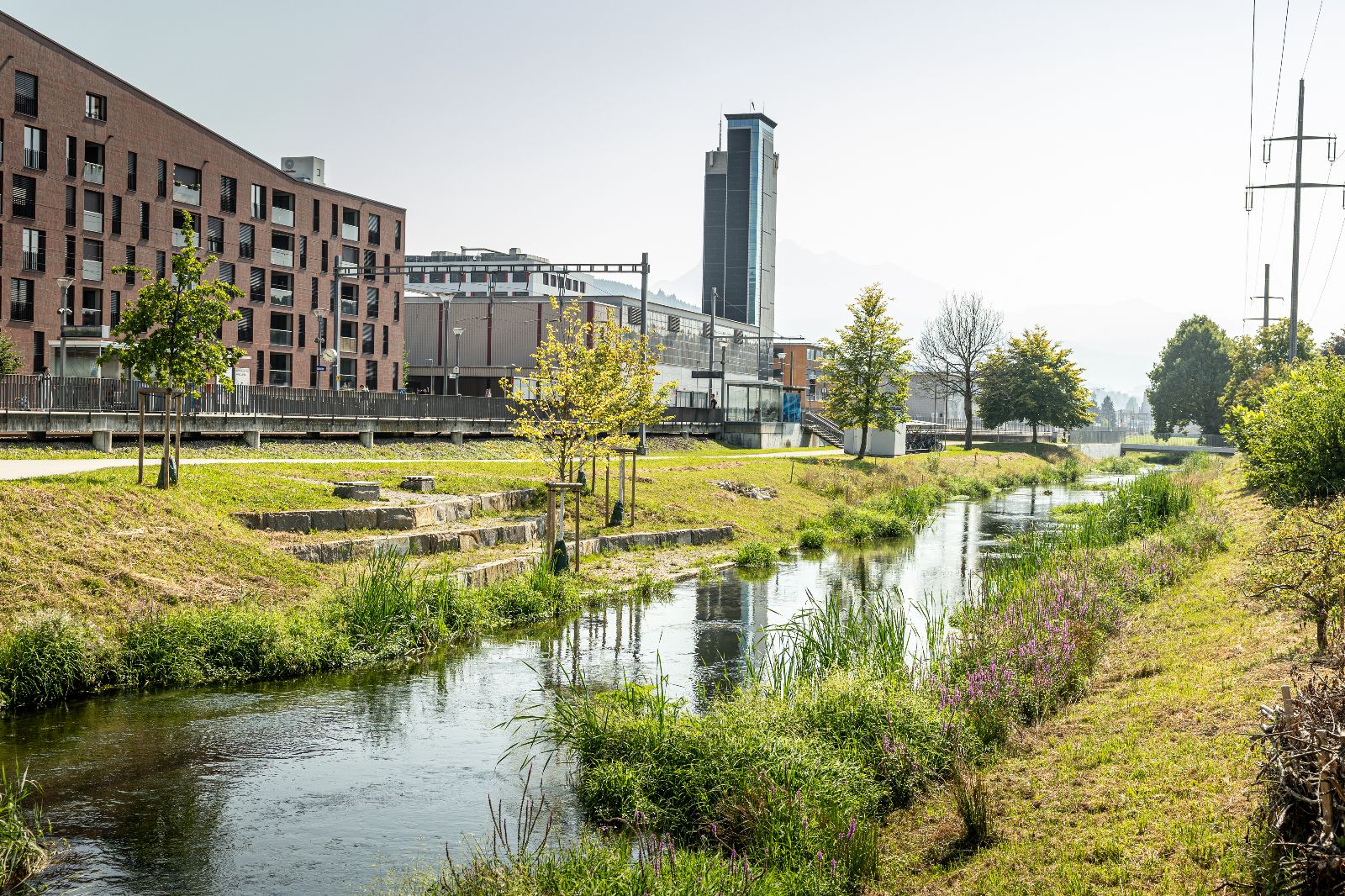 Die renaturierte Ron biete Naherholung mitten im urbanen Arbeits- und Wohngebiet
